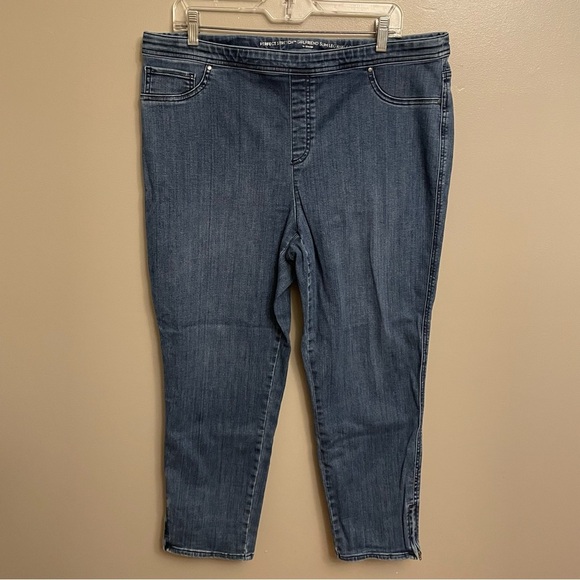 Chico's Jeans Women's 3  Girlfriend Slim Leg Ankle Perfect Stretch zipper ankle - Picture 1 of 13